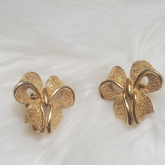 Gold Crowned Trifari Clip-on Bow  Earrings - Picture 5 of 6